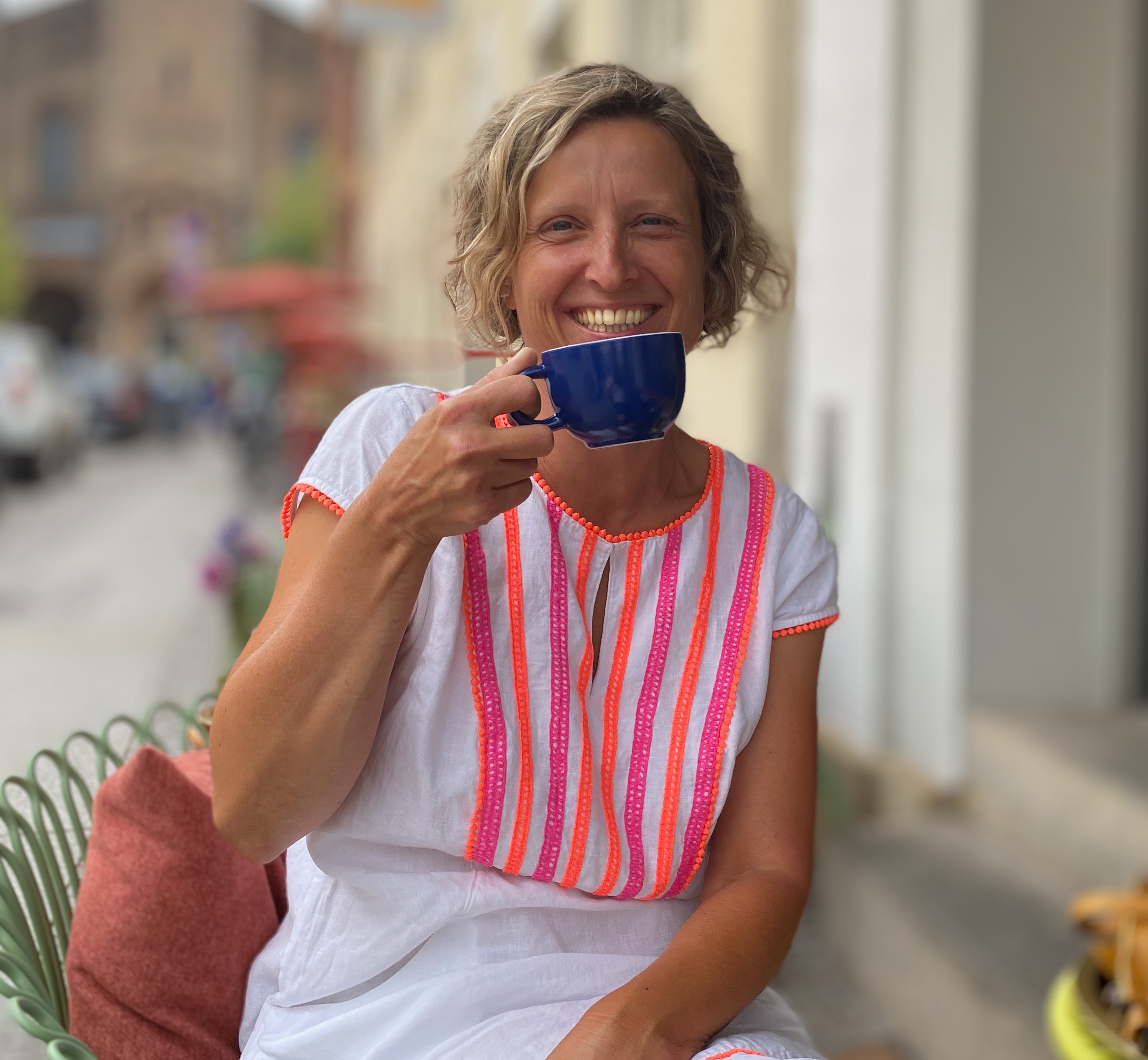 sandra trinkt kaffee
