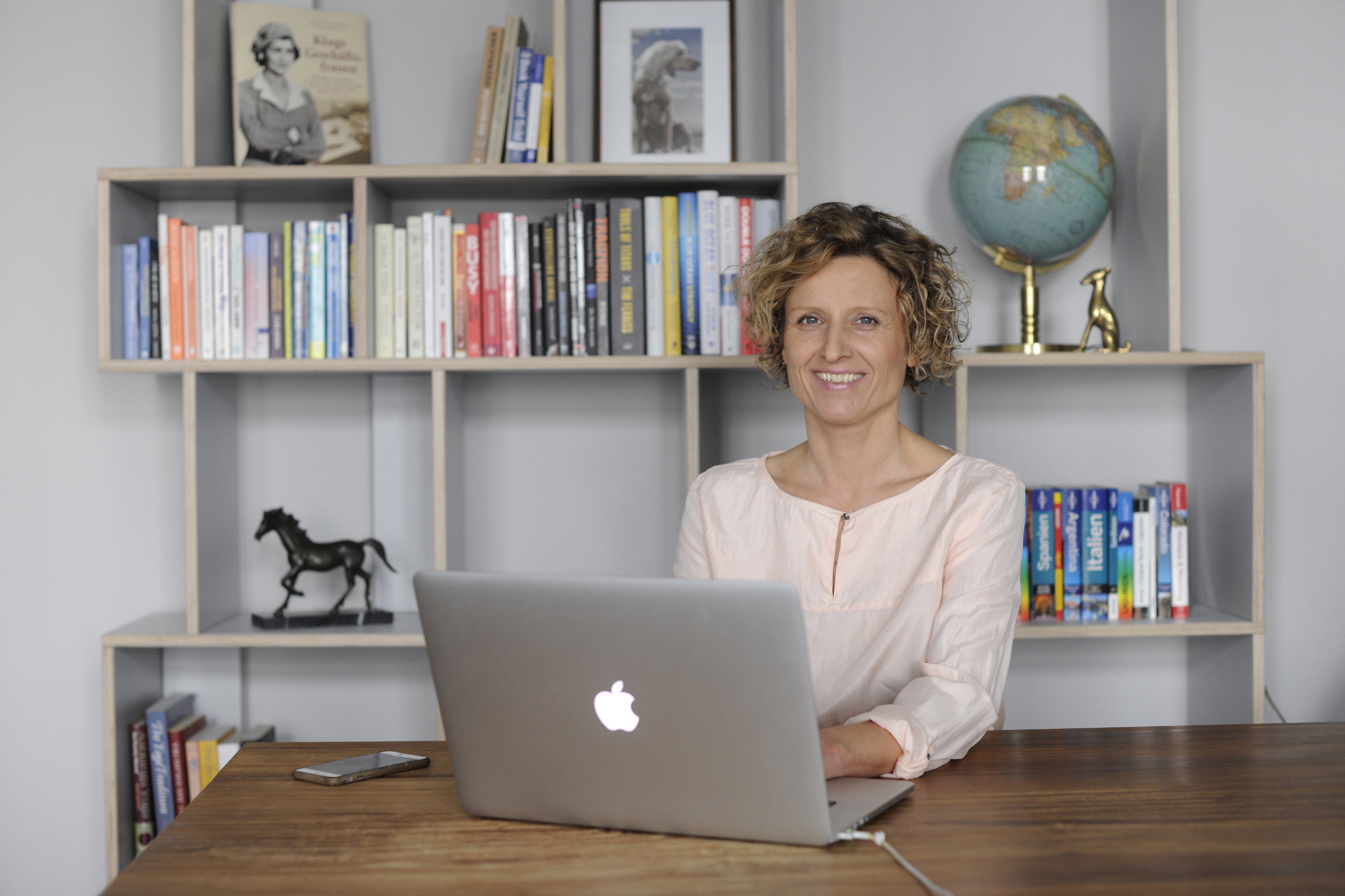 sandra am schreibtisch